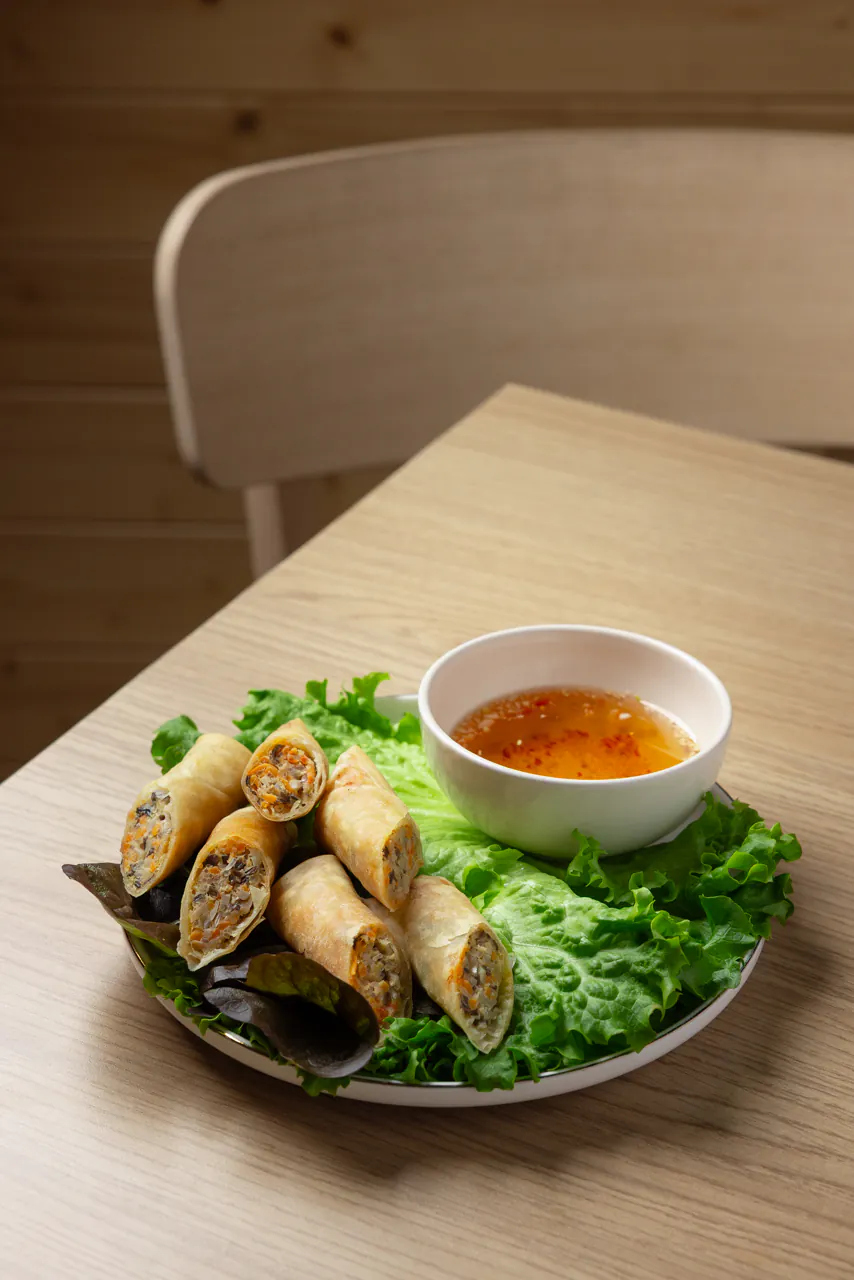 Nems au poulet halal pliés main servis en entrée chez Sushi & Nem Nems au poulet halal pliés main servis en entrée chez Sushi & Nem