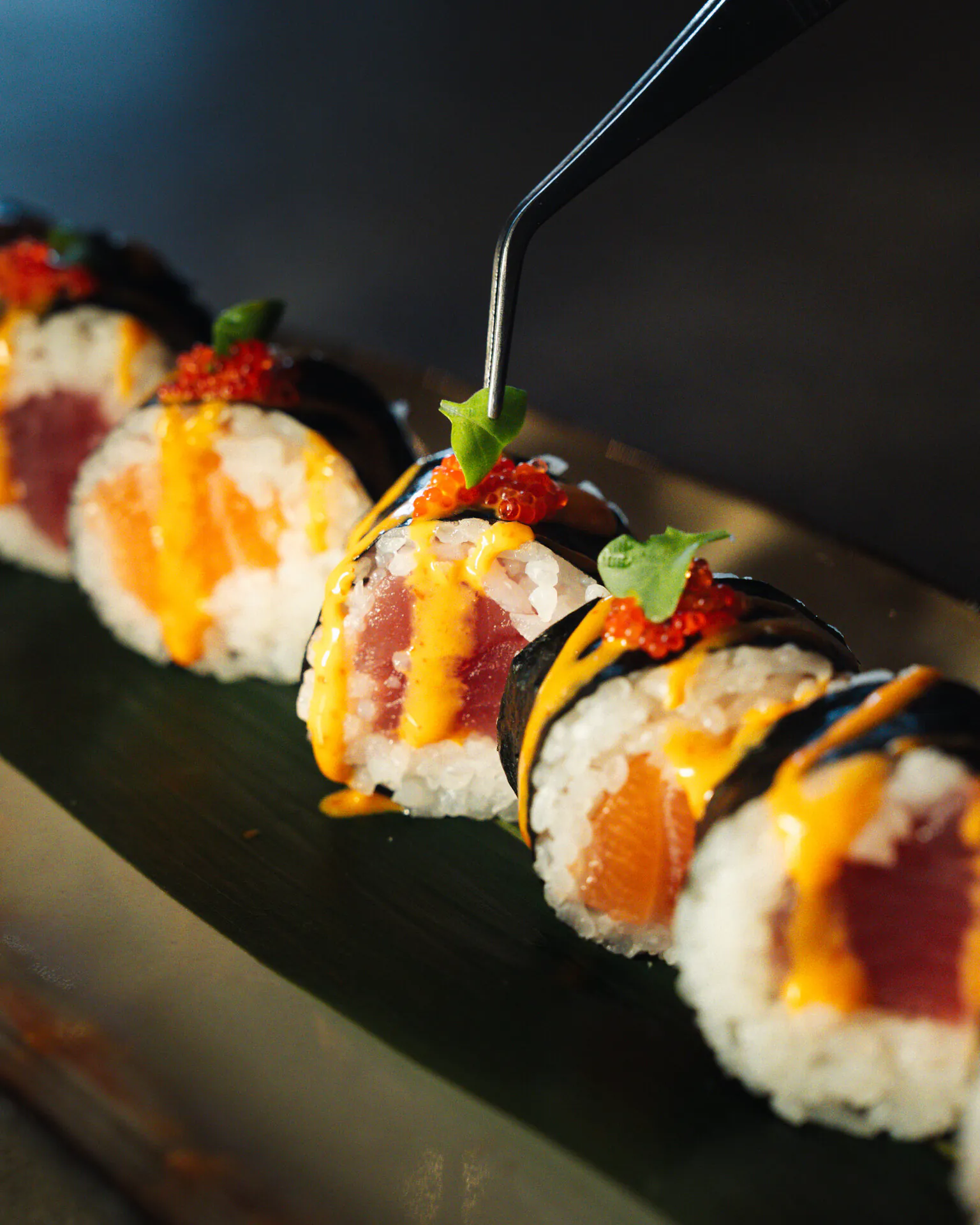 Chef japonais préparant des sushis avec technique traditionnelle